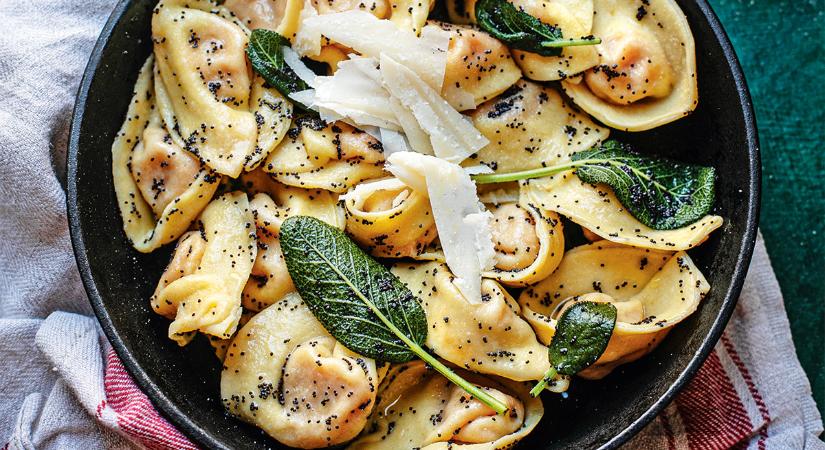 Melengető őszi falatok: sütőtökös tortellini mákos-zsályás vajjal