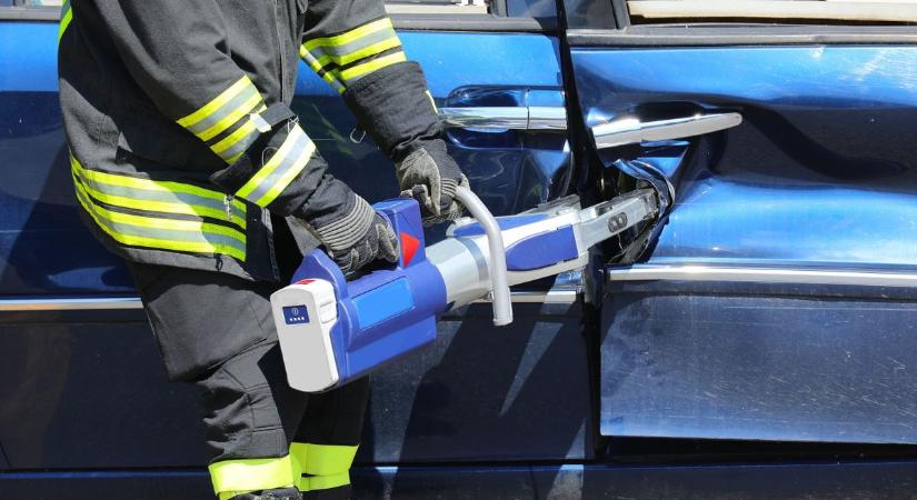 Szalagkorlátnak ütközött egy autó a 83-ason Tét és Gyarmat között