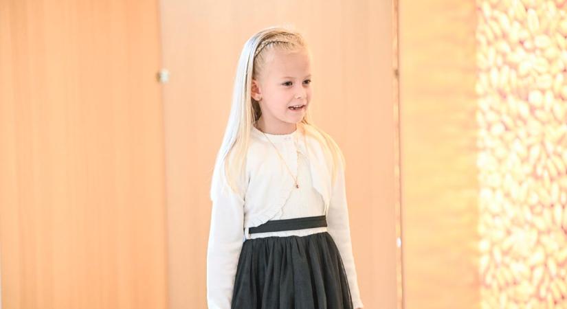 Kicsik nagy színpadon – tündéri ovisok szavaltak Tolnán, mutatjuk a galériát!