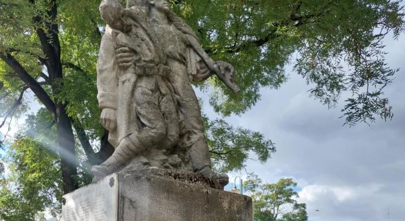 Abony őrzi hősei emlékét – elkezdődött a világháborús emlékmű felújítása
