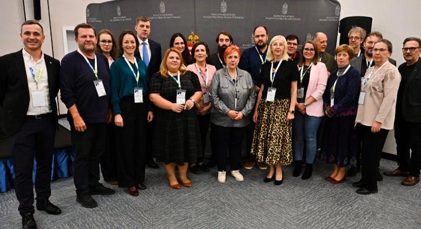 Egyre szorosabbra szövik a Kárpát-medencei hálót