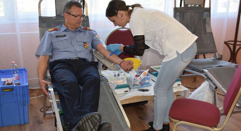 Tűzoltók is csatlakoztak a véradáshoz