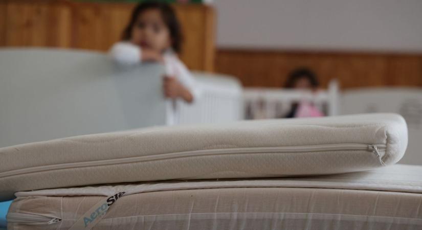 Új matracokon alhatnak a nagybarcai anyaotthon gyerekei – szívből jövő segítség a családoknak