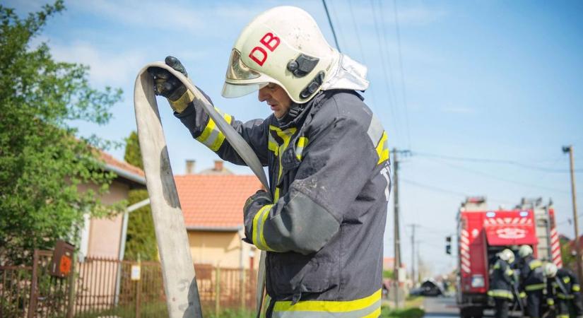 Az egyik legforgalmasabb úton gyulladt ki egy autó Debrecenben
