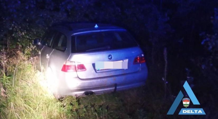 Menekülő díler: rendőröket meglátva gázt adott, azonban árokba hajtott