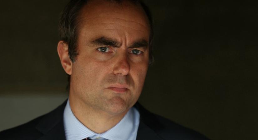 Néhány órán át volt miniszterelnök, újra az oroszlánok elé veti Macron