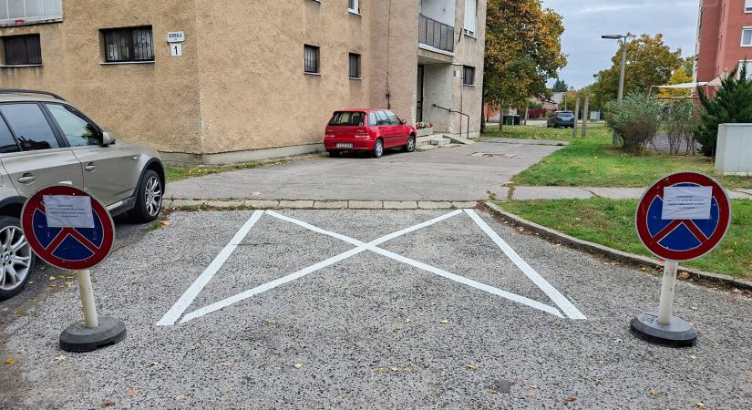 Megállni tilos jelzéseket festettek fel Dorog több pontján