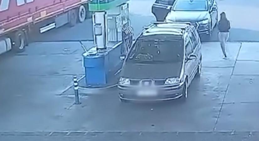 Fényes nappal a benzinkút boltjába gurítottak egy autót, videón a felfoghatatlan jelenetet
