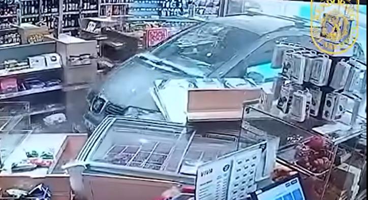 Minden tört és borult: a shopban végződött a tankolás – Videó!