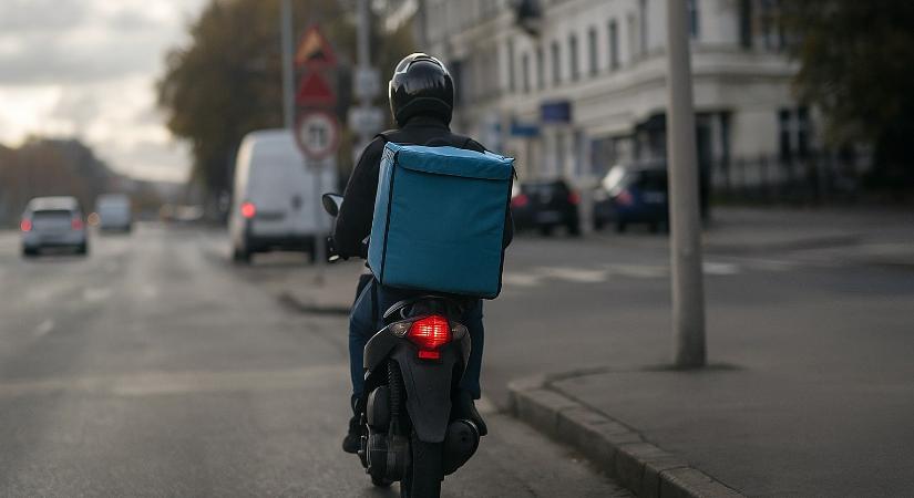 Olyan lendületesen menekült az ételfutár a rendőrök elől, hogy a kaja is lerepült a robogójáról