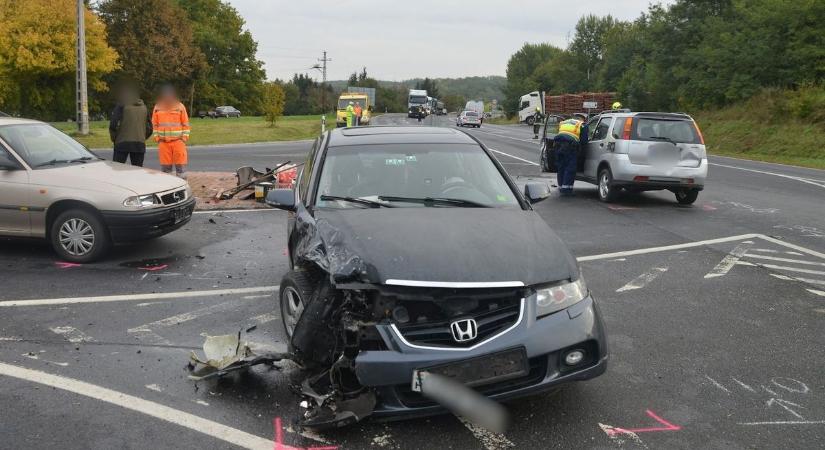 A hondás hibázott, de a Suzuki is csúnyán összetört: fotón a 8-ason történt karambol