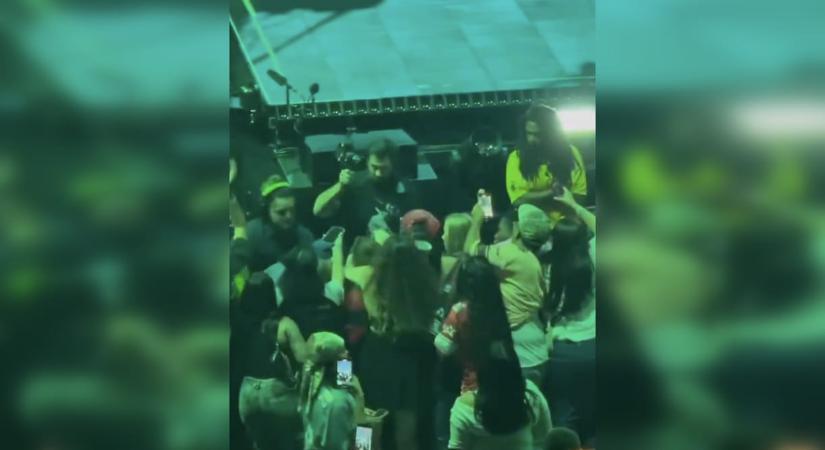 Videó: a tömegbe rántotta Billie Eilisht egy férfi miami koncertjén, azonnal kiszabadította magát