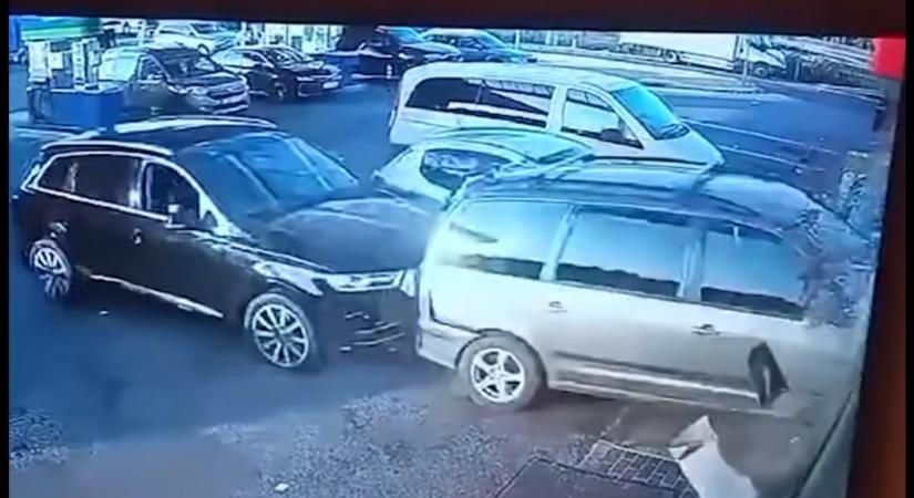 Videón, ahogy egy autós betol egy kocsit egy Pest megyei benzinkút üzletébe