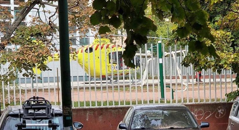 Ijesztő rolleres baleset a városban, mentőhelikopter szállt le az iskolánál (videó)