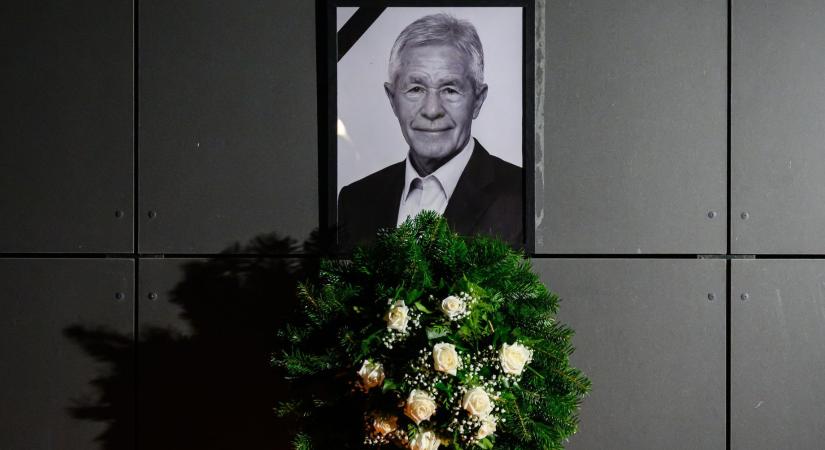 Meggypirosra színezte a kádári panelszürkeséget – Dr. Mezey György 1941–2025