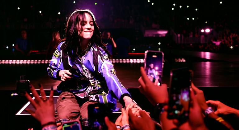 Durván a földre rántotta Billie Eilish-t egy rajongója a koncerten