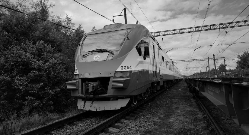 Tragédia a síneken: Vonat gázolt halálra egy embert
