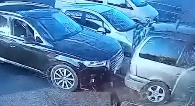 Betolta egy a benzinkút boltjába az előtte álló autót egy Audi