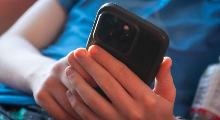 Vizsgálatot indított az EU a Snapchat, a YouTube és az app store-ok ellen