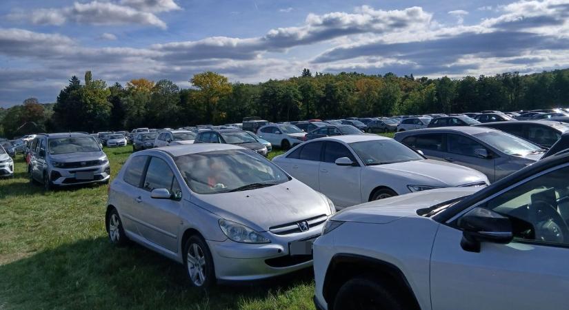 Gyűlik a tömeg, már most szinte megtelt a parkoló: berúgta az ajtót a Velemi Gesztenyenapok - fotók