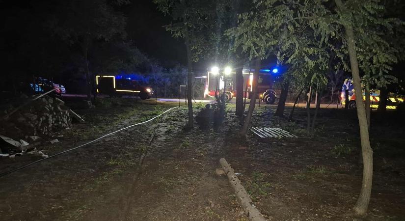 Rosszul lett otthonában egy idős férfi Szatymazon, tűzoltók törtek utat a mentőknek