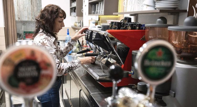 Ez az 5 egri kávézó a habos álom, a tutiba iszol bele, ha ide bemész – mondja az AI, de mi a valóság?