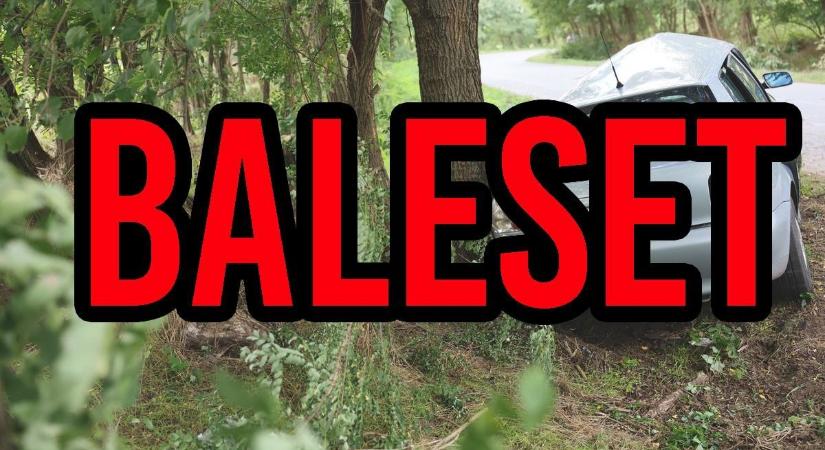 Fának csapódott egy autó Tuzséron – mentők a helyszínen