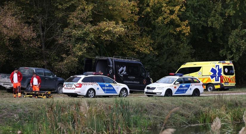 Lopott autóval hajtott a pár fokos vízbe, búvárokat riasztottak a Duna-völgyi-főcsatornához – fotók