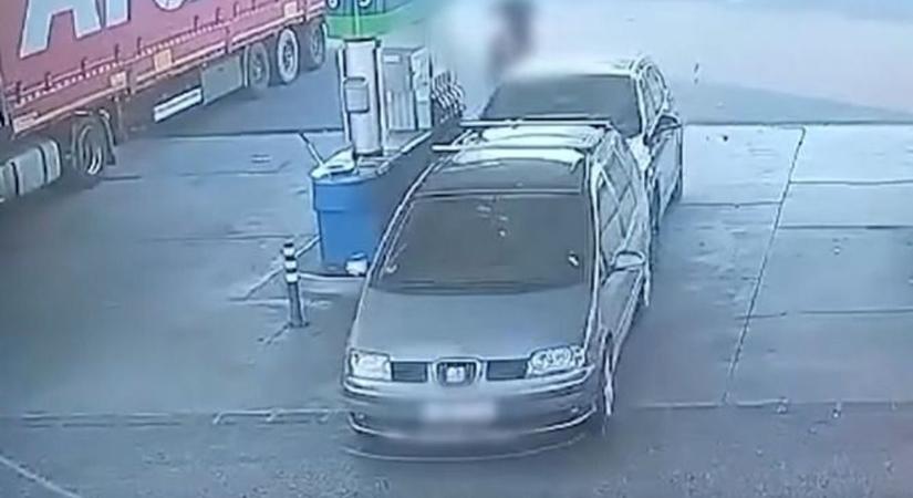 Nem mindennapi jelenet a benzinkúton – a kocsi egyenesen a shopban kötött ki (videó)