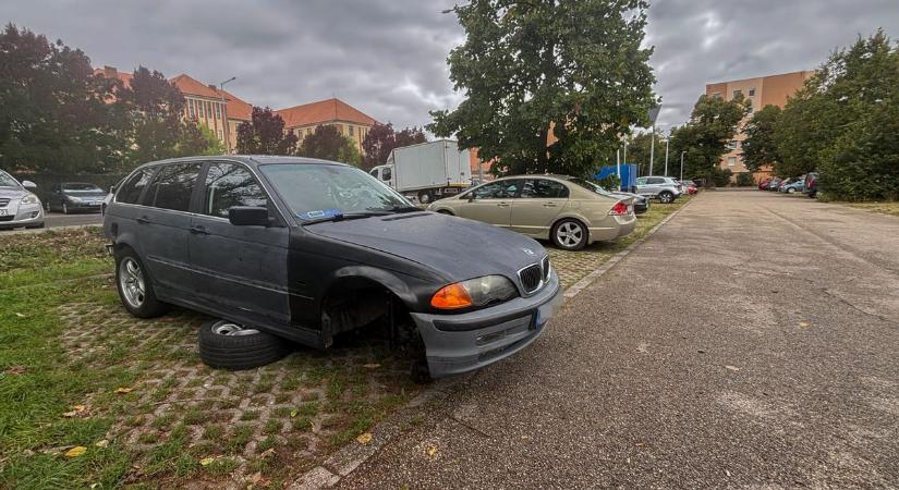 Így pusztul és „fogy el" az elhagyott BMW a veszprémi parkolóban (galéria)