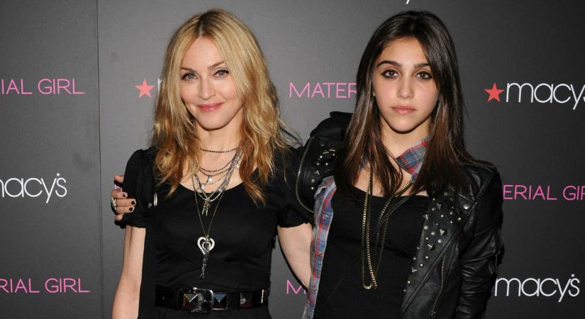 Ezt nem láttuk jönni: Madonna nyilvánosan szájon csókolta a lányát