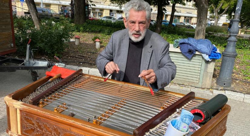 Messze még a gyógyulás, de egy év után újra zenélt az ismert kecskeméti művész – videó