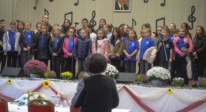 Három ország kórusai léptek a régi lelkesedéssel színpadra a hevesi községben  fotók és videó