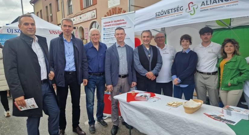 A Magyar Szövetség sátra a Simon-Júda vásárban