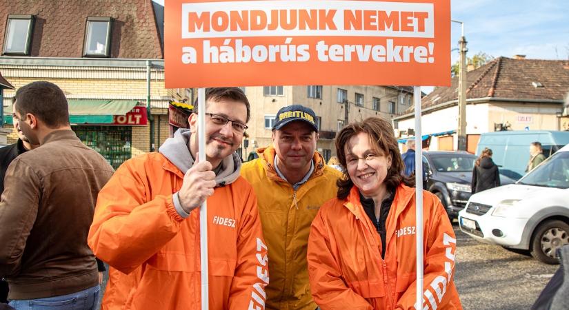 Budapesti piacon indult el a Fidesz akciója Brüsszel háborús tervei ellen