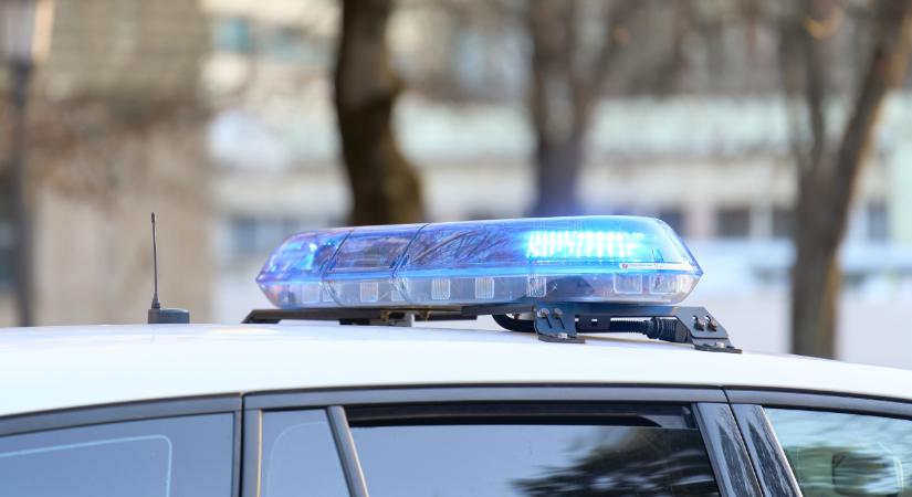 Hátborzongató felvételen, ahogy egy SEAT becsapodik egy benzinkúti shopba