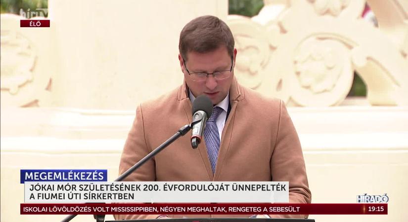 Jókai Mór születésének 200. évfordulója alkalmából avatták fel a megújult síremléket a Fiumei úti sírkertben  videó