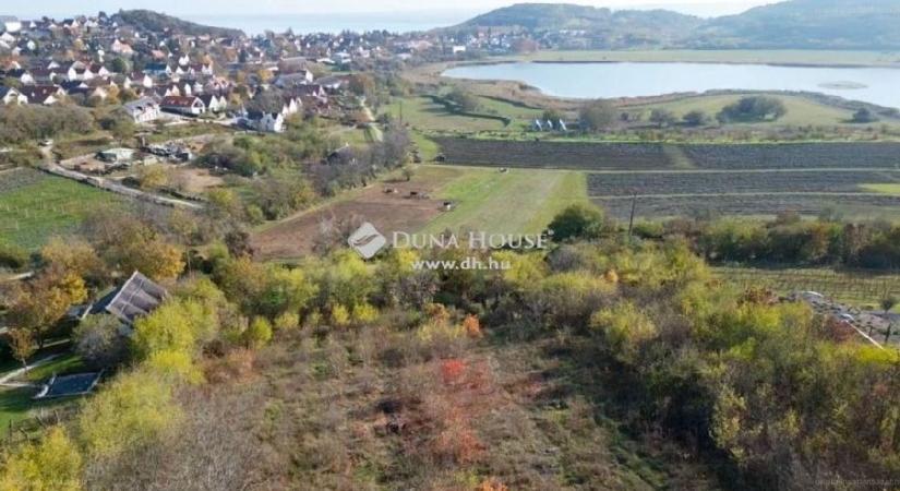 Olyan eladó telek kevés van, ahol Balaton a kert végében ragyog, de mi megtaláltuk ( fotók)