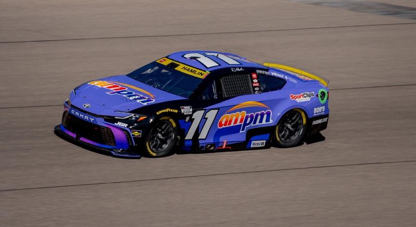 Denny Hamlin óriási mérföldkőhöz érve szerezte meg a pole-t Las Vegasban