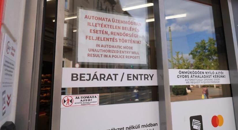 Ittas férfival is találkozott már hazánk első okosboltja - Lehet a következőt Győrben nyitják?