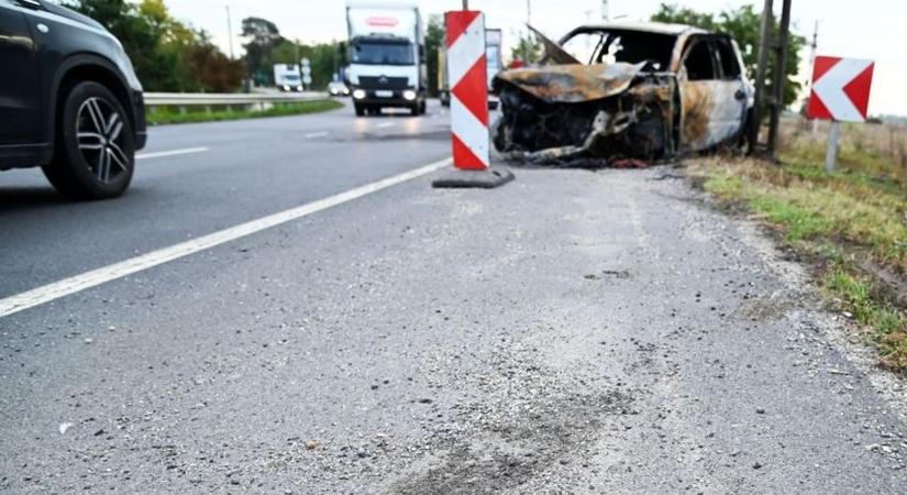 Az út szélén fekete hamu és kiégett cipők – a roncs érintetlenül áll
