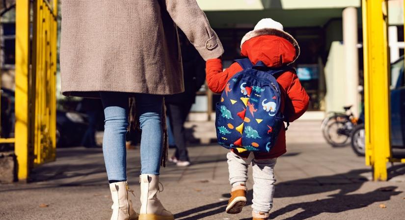 Gyesen lévő egyéni vállalkozónak szükséges-e szüneteltetni a vállalkozását ahhoz, hogy ne kelljen a gyes alatt járulékokat fizetnie?