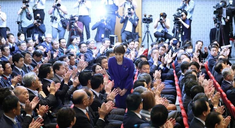 Itt van Japán első női miniszterelnöke, akinek azonban nem örülnek a feministák