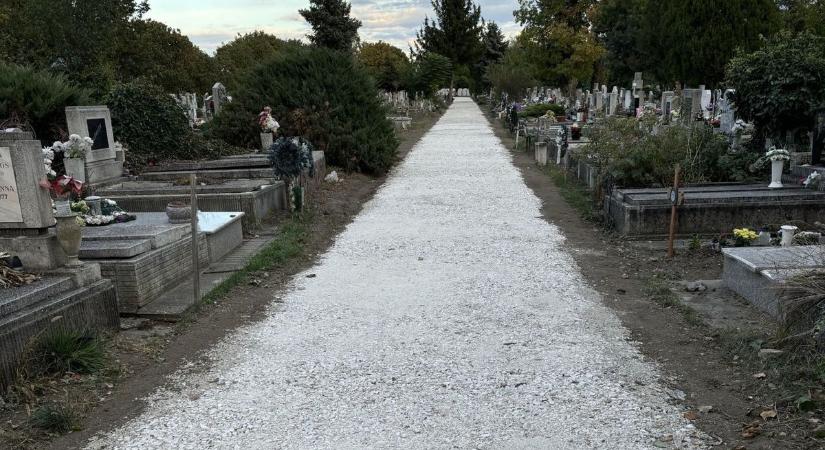 Évekig gyűjtögetett a plébánia, hogy javíthassák a temetői úthálózatot, még körforgalom is készült