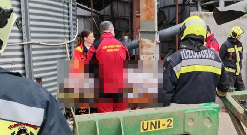 Mentőhelikopter érkezett a balesethez – silógép szorította be a dolgozót