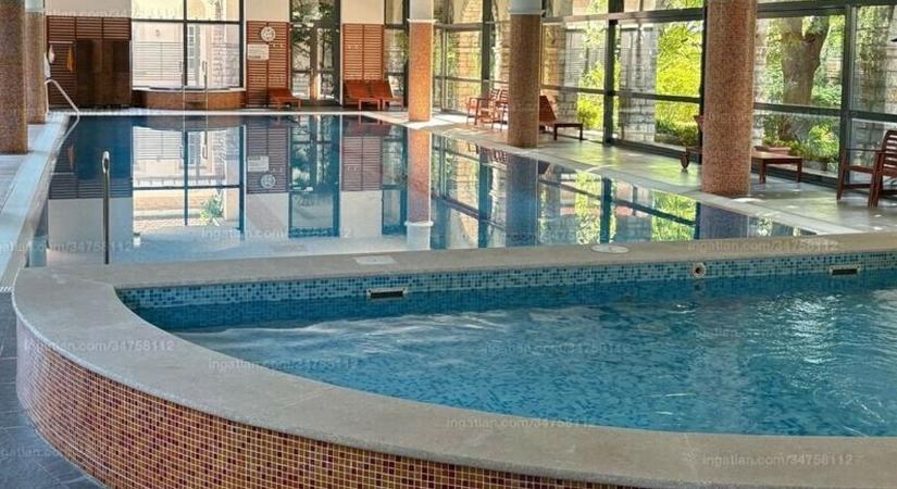 Privát wellnessparadicsomot kínál ez az eladó álomlakás a Balaton partján