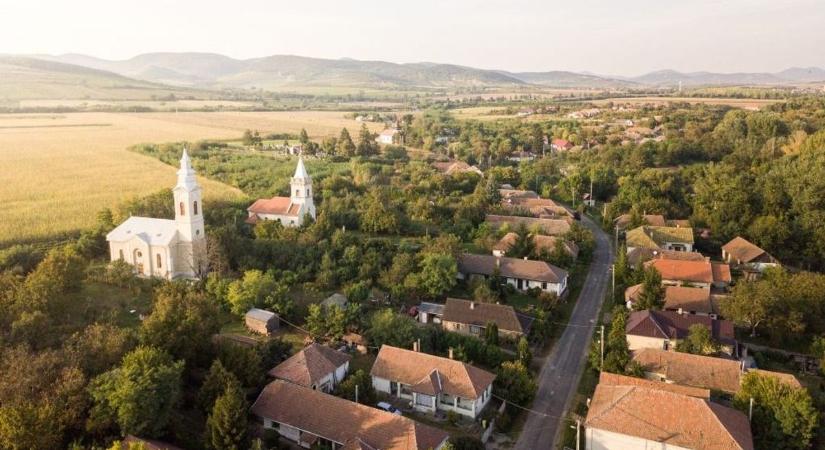 Ebben a borsodi buszmegállóban MINDIG bent áll busz!