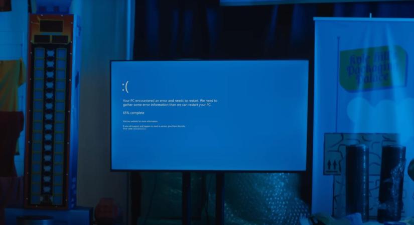 Kékhalál és összeomlás: 8 perces reklámban megy neki a Windowsnak az Apple