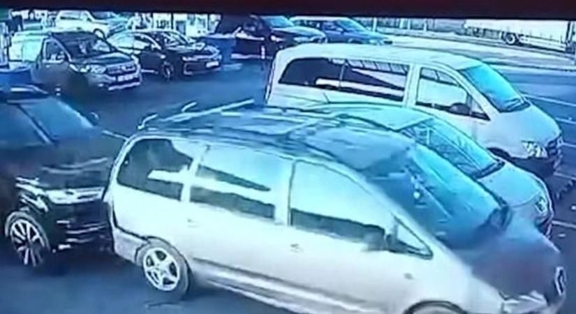 Videón a nap bénázása: egy autó betolt egy másik gépkocsit a benzinkút shopjába