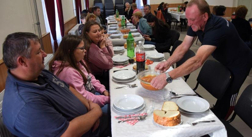 Közösségépítés kolbásszal és pálinkával – Jubileumi disznótor a zalai faluban (galéria)